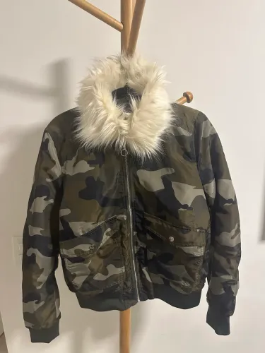 jaqueta bomber h&m camuflada gola de pelo