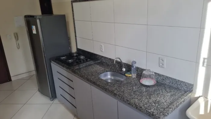 Aluga-se Kitnet / apartamento 1 quarto no Centro de Ponte Nova (MG). MOBILIADO.
