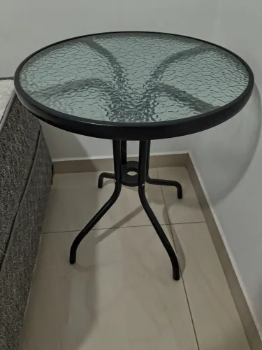 Mesa com vidro pequena
