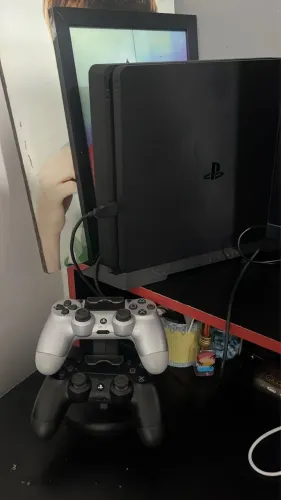 PS4 Slim 500gb + 2 controles + 16 jogos