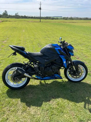 Suzuki Gsxs 750  ? A cor mais Linda?