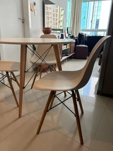 Vendo mesa com 3 cadeiras