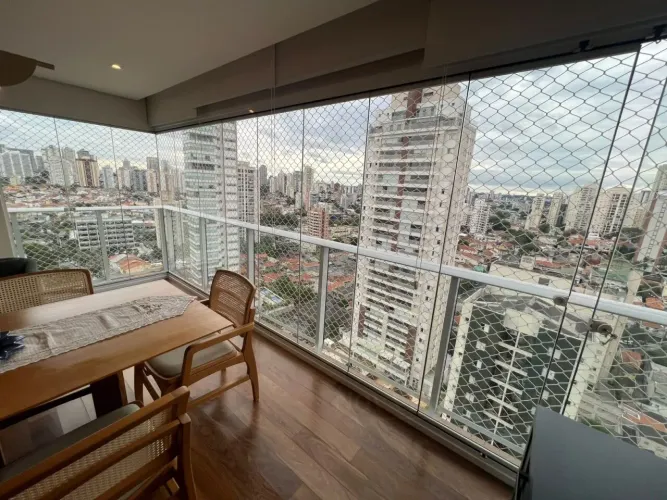Apartamento com duas suites, varanda e duas vagas.