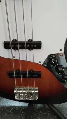 Vende-se contra baixo contra modelo JAZZ BASS quatro cordas VALOR 2.200,00
