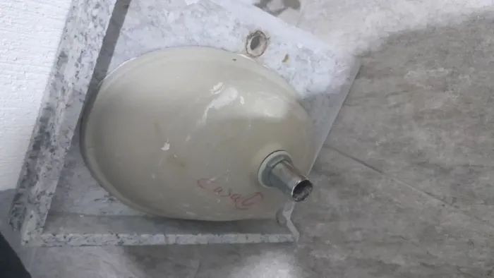 Lavatório de louça oval com pedra de granito 
