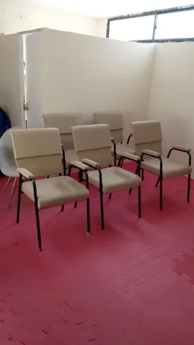 Cadeiras alcochoadas clínica ou igreja