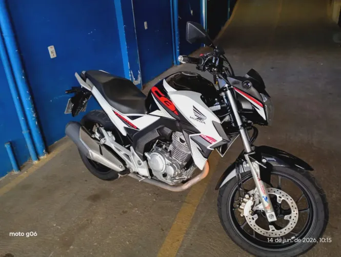 Moto muito nova . segundo dono bem cuida desde de nova
