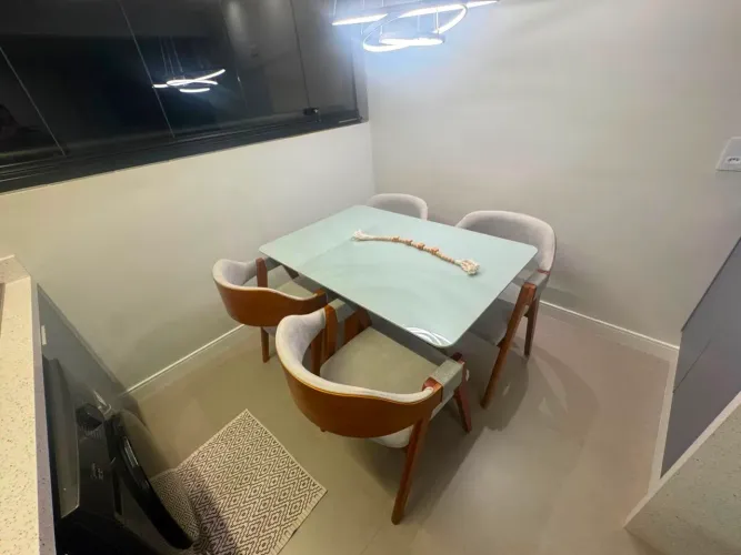 Conjunto de mesa de jantar com 4 cadeiras