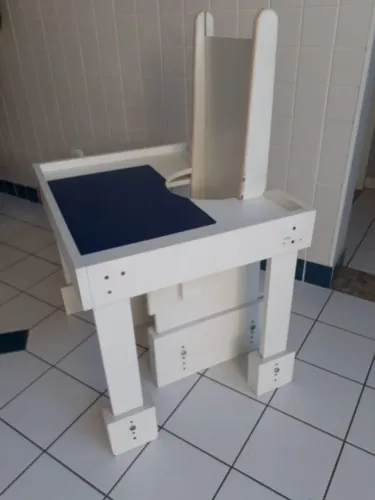 Mesa e Cadeira de posicionamento postural infantil de madeira