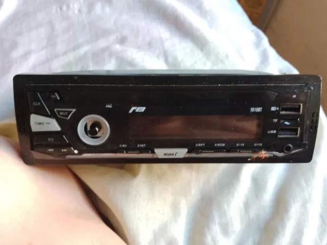 Auto rádio R8 MP3 bluetooth/FM