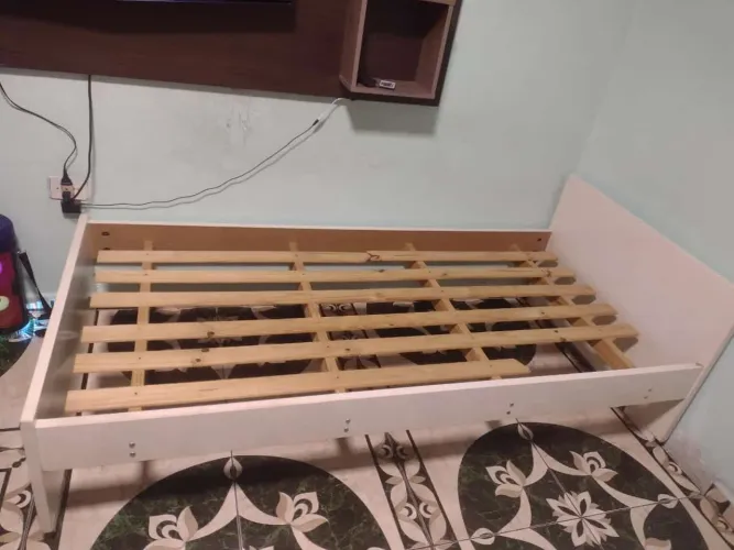 Cama de solteiro branca madeira pura