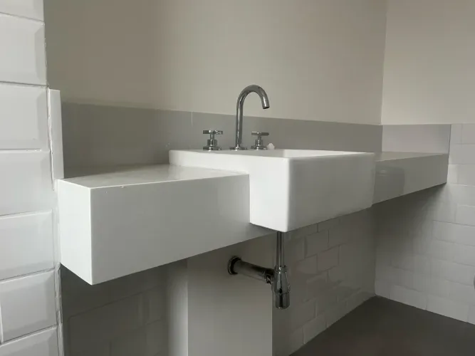 Bancada em Branco Prime 1,88 m + Cuba semi encaixe Celite + Misturador Celite Up