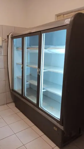 Expositor refrigerado horizontal com 3 portas