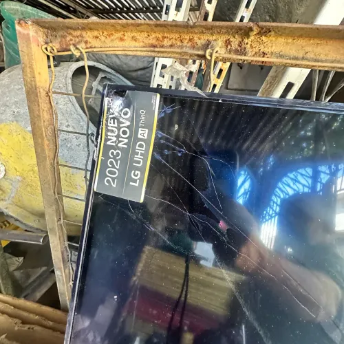 Tv LG modelo 75UR8750PSA tela quebrada para peças ou conserto só tela