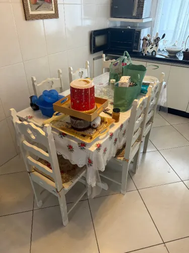 Mesa de jantar em madeira com 6 cadeiras