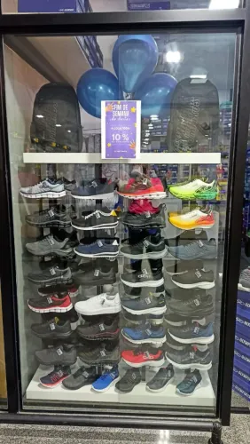 2 Expositores de tênis