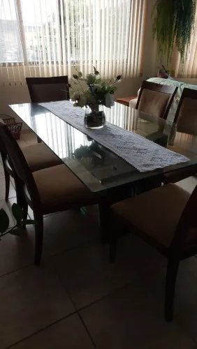 Mesa de vidro e cadeiras