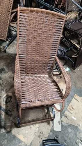 Cadeira de balanço em fibra sintética, com três molas