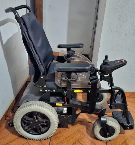 Cadeira de Rodas Motorizada Reclinável Modelo B400 Standard Ottobock