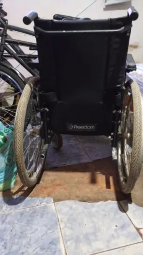Vendo cadeira de rodas usada . 
