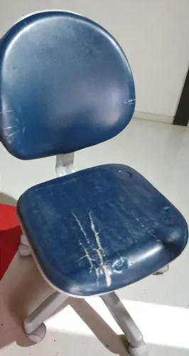 Cadeira de escritório bem confortável, azul, de courino.