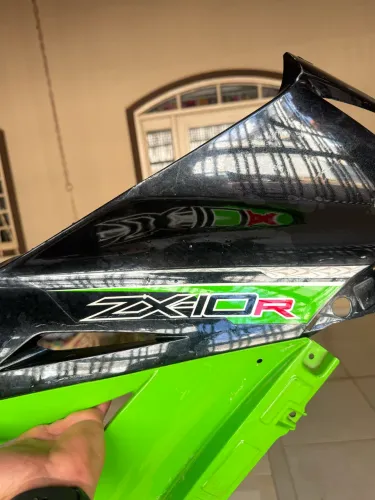 Carenagem superior direita zx10r original com pintura e adesivo originais.