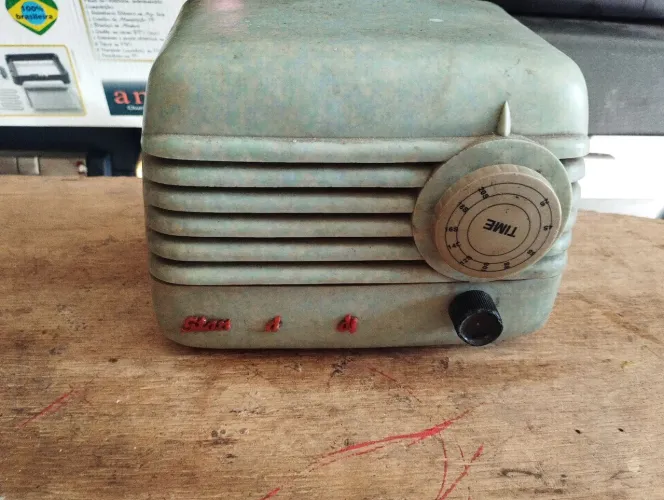 Rádio antigo valvulado caixa de baquelite, funcionando.