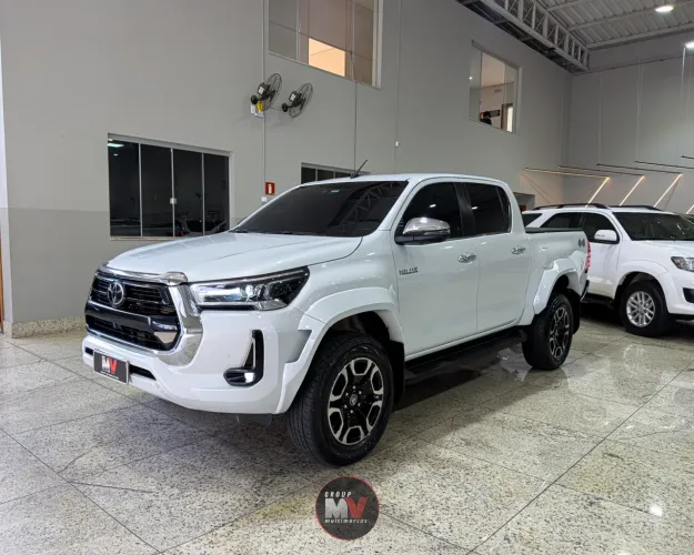Toyota Hilux CD SRX Plus 4X4 2.8 TDI Die. Aut. 2024