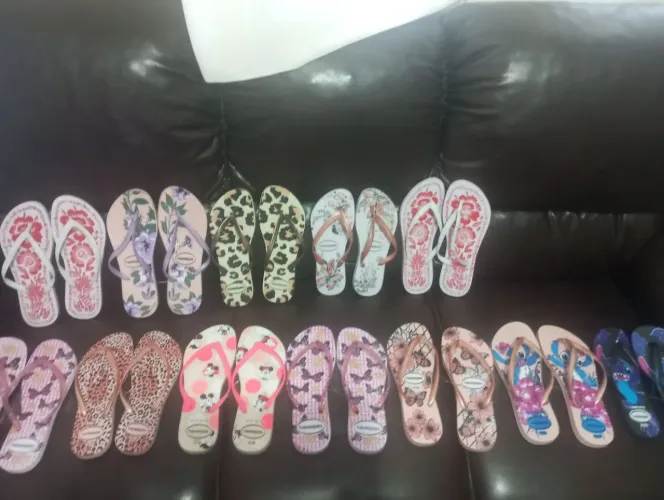 Vende-se sandália lindas para usar dia a dia, se levar mais de uma eu faço 25 reais.