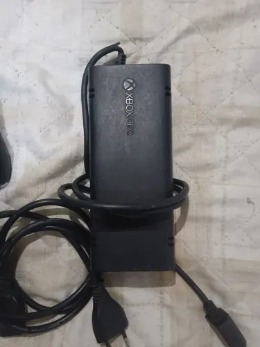 Vendo dois controles de Xbox sem fio originais mais fonte original