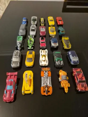 Lote 25 Carrinhos Hot Wheels/Maisto/Etc