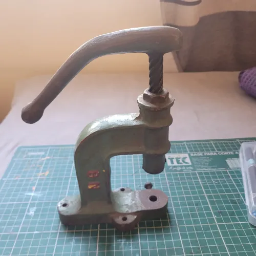 Máquina de bater botão 