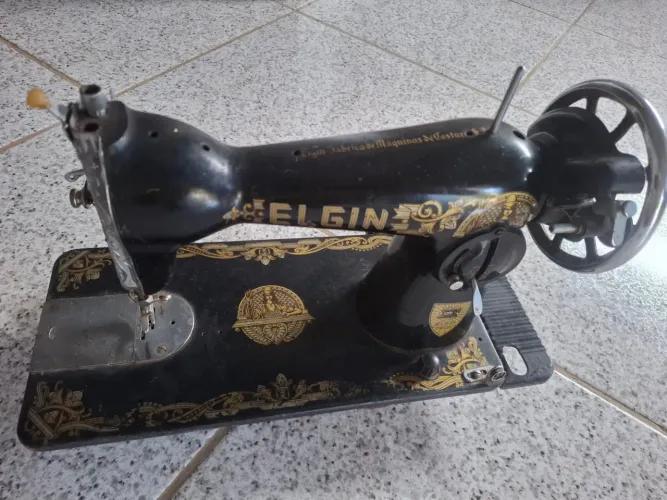 Vendo máquina antiga Singer