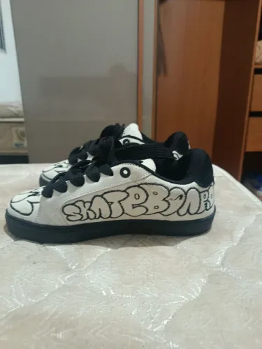 Tênis Tesla original preto/ branco pichado Seminovo