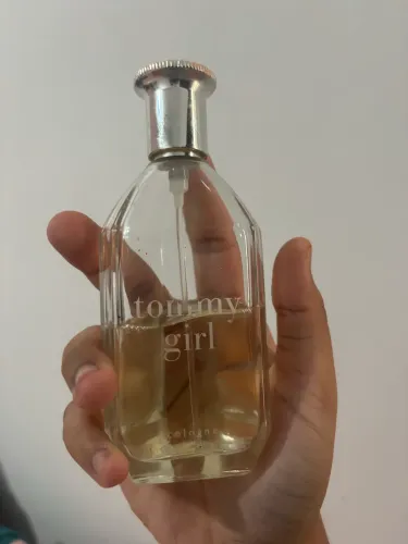 Perfume tommy girl na metade