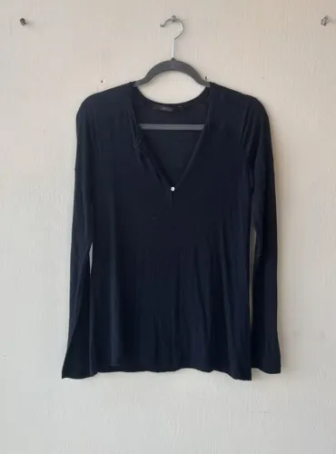 Blusa da marca Animale preta, tamanho G. Basica.