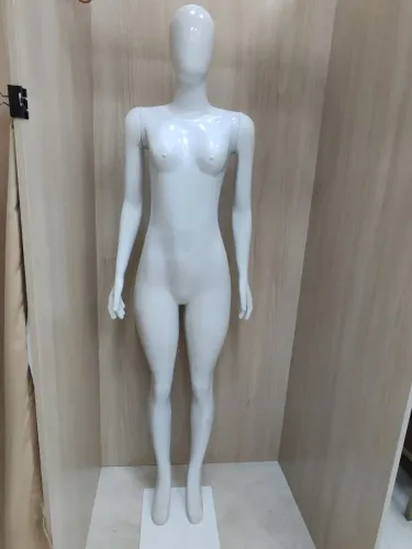 Manequim feminino inteiro branco ótima qualidade
