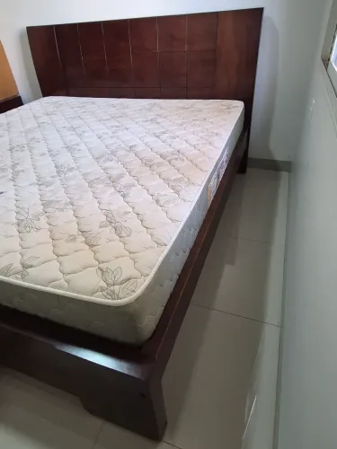 Vendo Cama Super King de Madeira com Colchão Castor D33