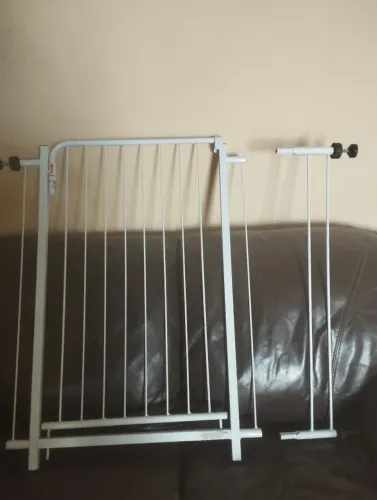 Grade de proteção para porta com extensor, medindo 80cm comprimento x 83 cm de altura.
