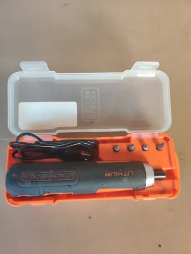 Parafusadeira black decker semi nova
