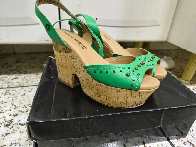 Sandália meia pata Carmen Steffens (couro verde)