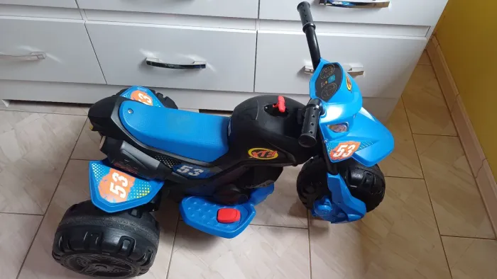 Vendo moto elétrica infantil marca Bandeirantes.