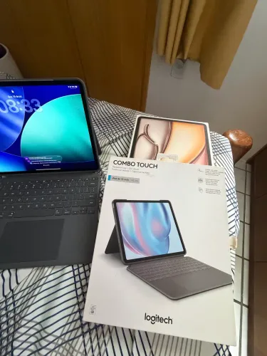 iPad Air M3 13 polegadas com capa teclado Logitech
