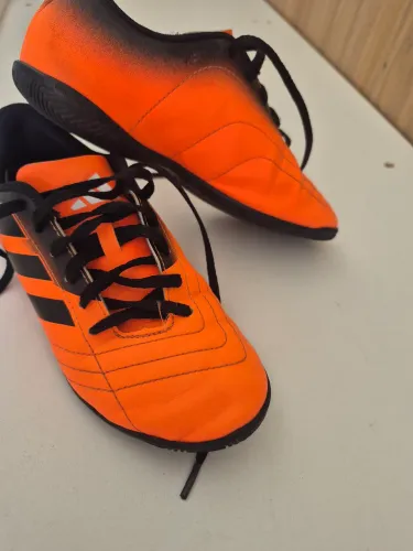 Chuteira Adidas - tamanho 31