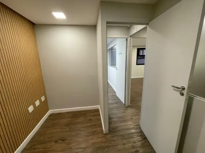 Sala comercial 45 m² | 3 salas | 1 vaga no Itaim Bibi, Rua Urussuí, com 1 vaga de garagem.