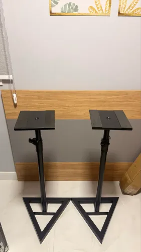 Par Suportes para Monitor de Estúdio - Base Triangular | R$ 299