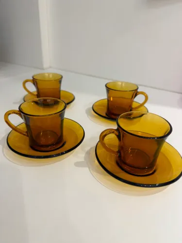Kit de Xícaras de Vidro Âmbar com Pires - 8 Peças (4 Xícaras + 4 Pires)