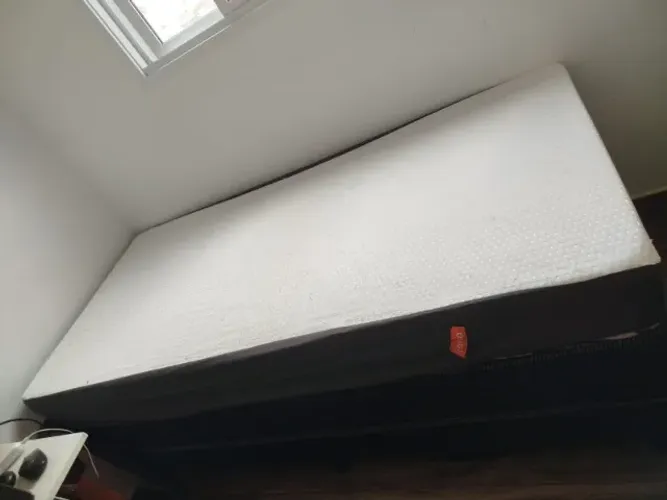 Cama Solteiro Box + Colchão EMMA seminovo + Capa protetora