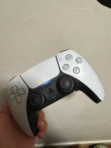 Controle ps5 alta perfomance com problema no triângulo e analógico (drift)