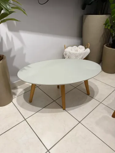 Mesa de Centro Oval Laqueada com Vidro e Pés Palito